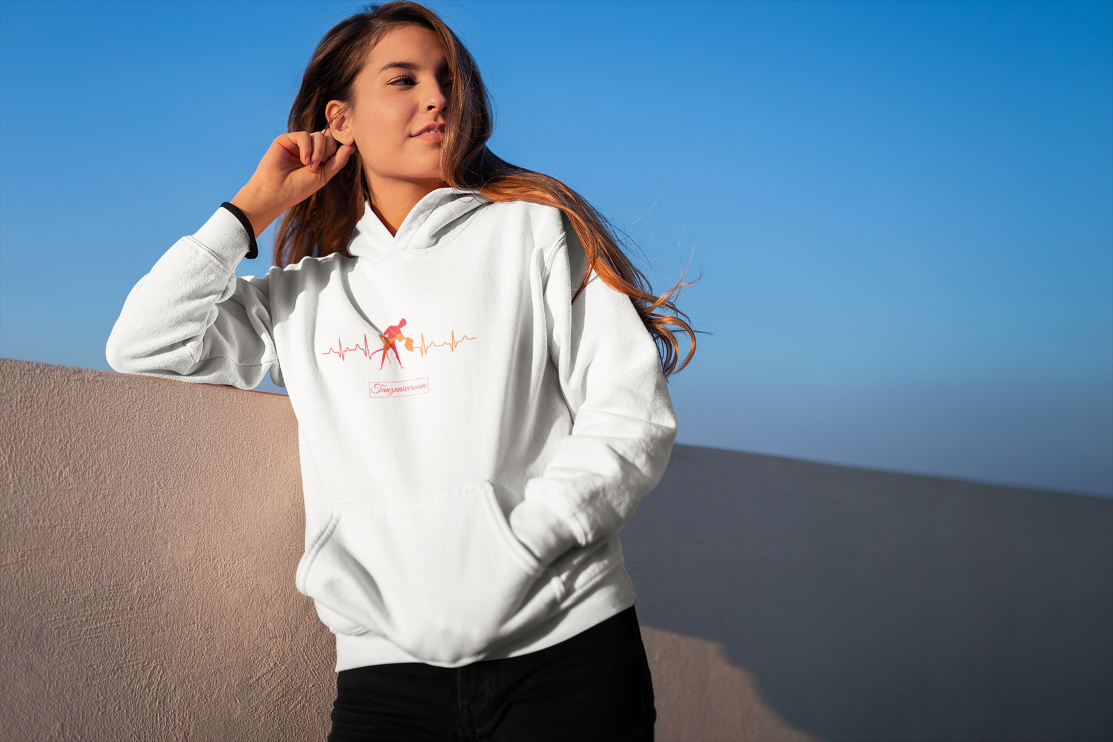 Hoodie-damen-Street-Dance-Urban-Outfitters-Urban-Style-Männer-Street-Style für Männer T-Shirts für Männer T-Shirt Lässiges Outfit Minimalistisches Outfit Bar Outfit Outfit fürs Familienfoto