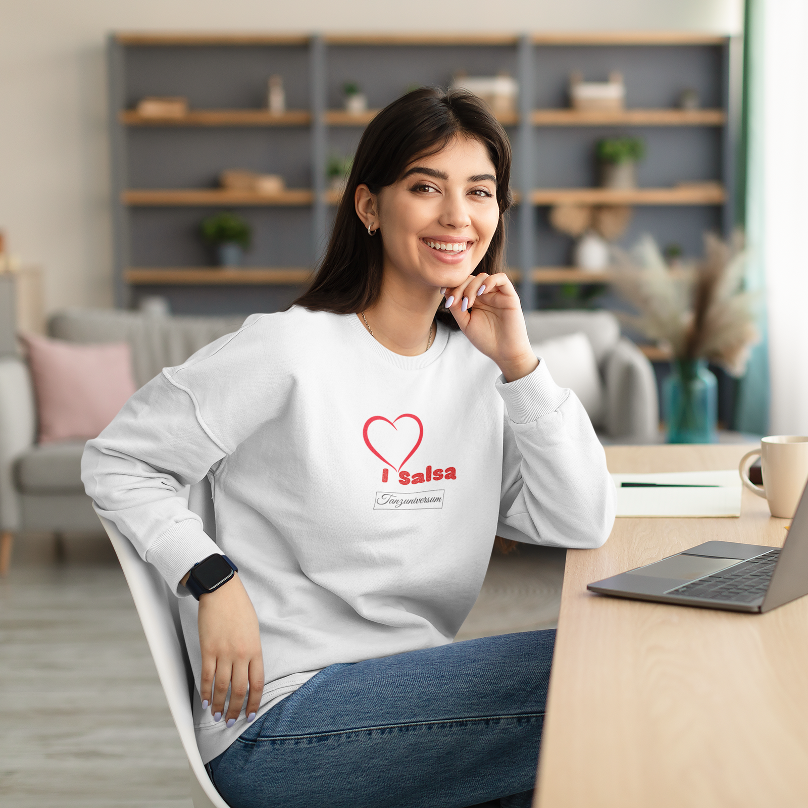 Fraumit weißem Hoodie mit Desings i love Salsa