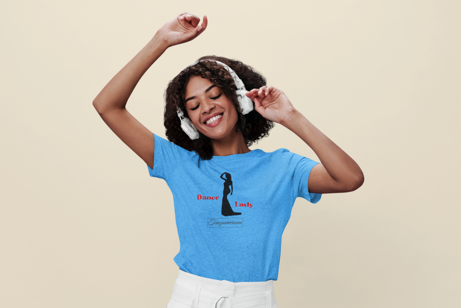 Frau mit blauem T-Shirt tanzt