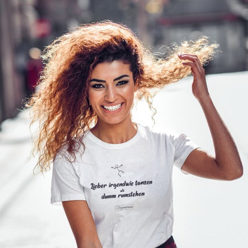 Dame in Statement T-Shirt Tanzuniversum