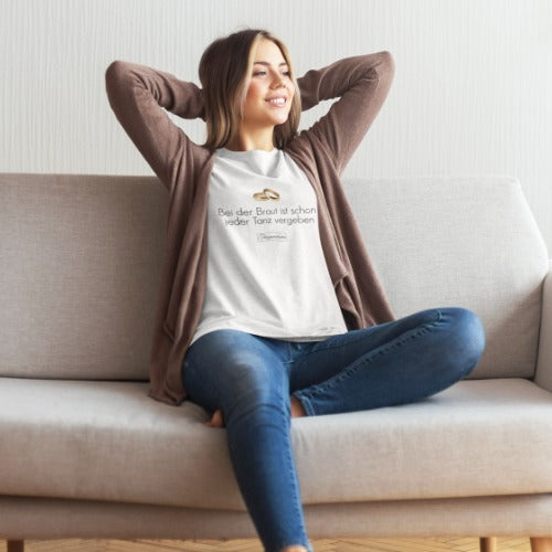 Dame in Tanzuniversum Statement T-Shirt aus Bio-Baumwolle