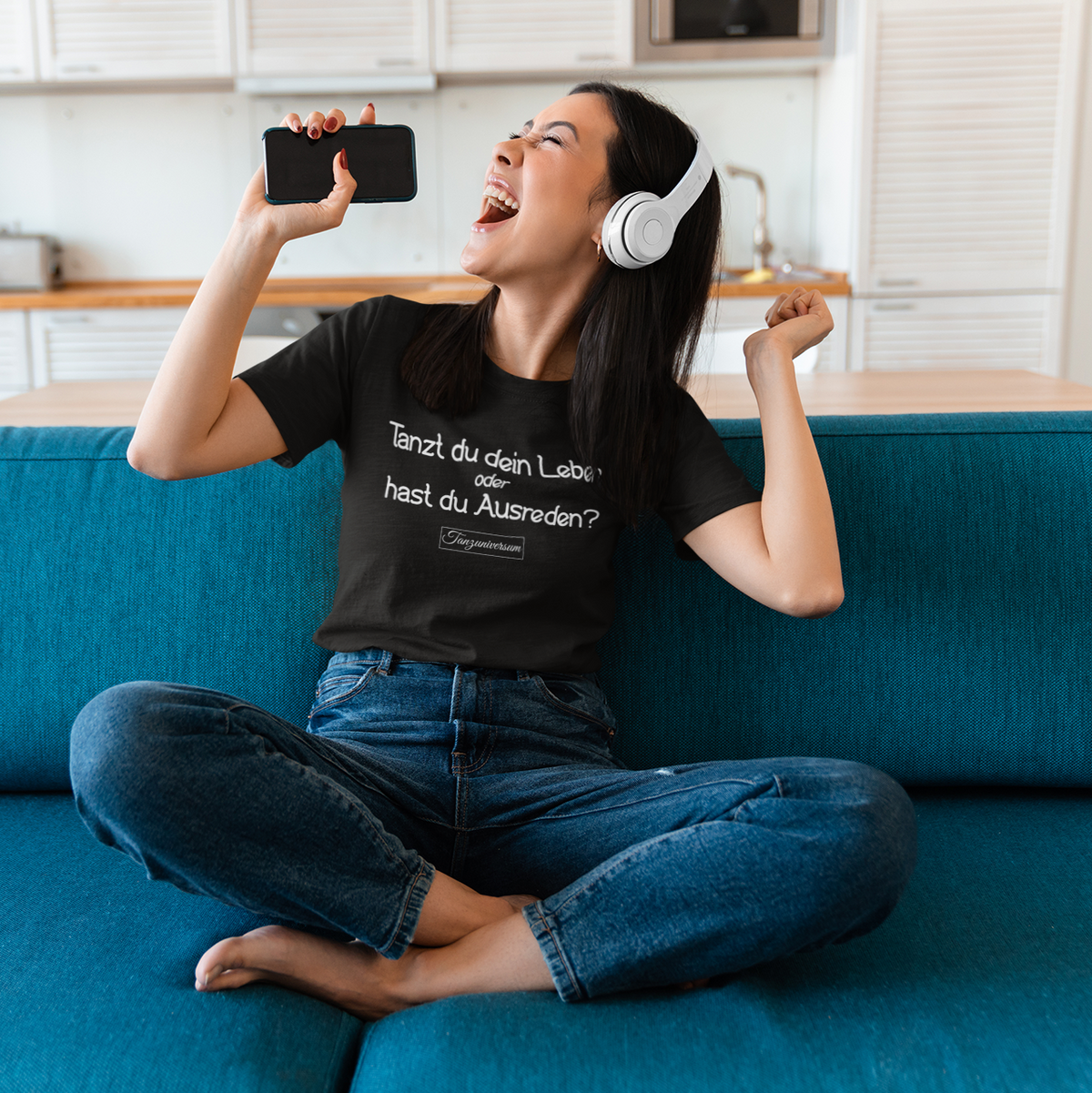 Ausreden T-Shirt Damen mit auffälligem Schriftzug und lustigem Tanzmotiv.