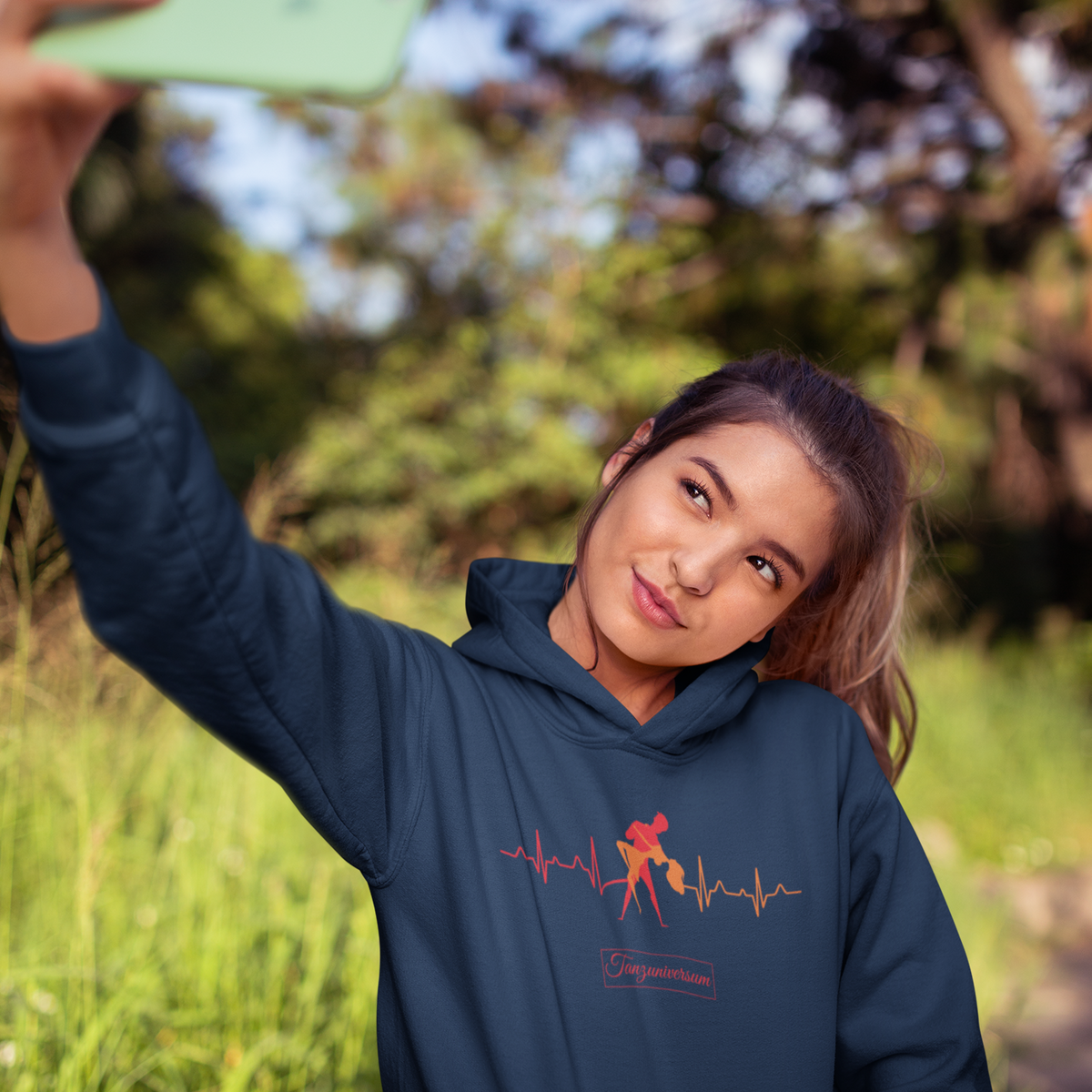 Herzschlag Dance-Hoodie Damen mit lässigem Design für Street Style und moderne Tanzoutfits.